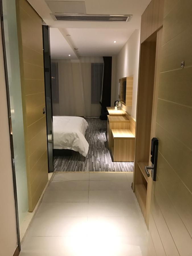 See U Select Hotel Ухан Екстериор снимка