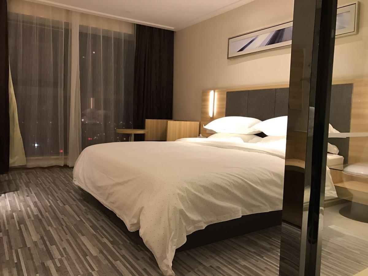 See U Select Hotel Ухан Екстериор снимка