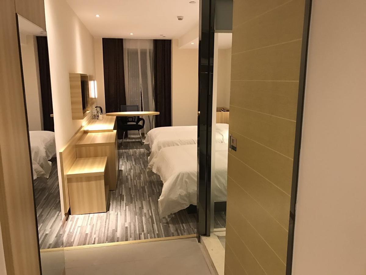 See U Select Hotel Ухан Екстериор снимка