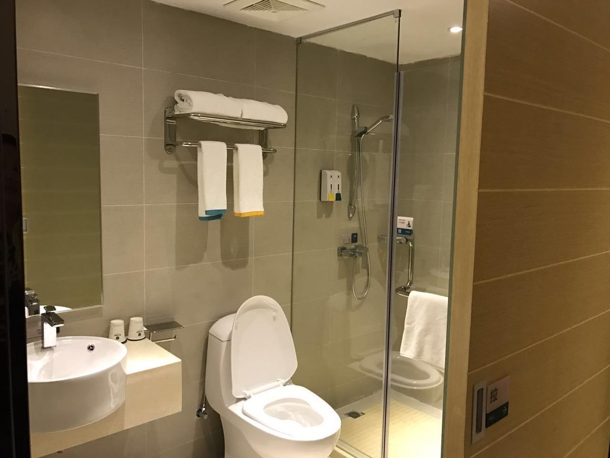 See U Select Hotel Ухан Екстериор снимка