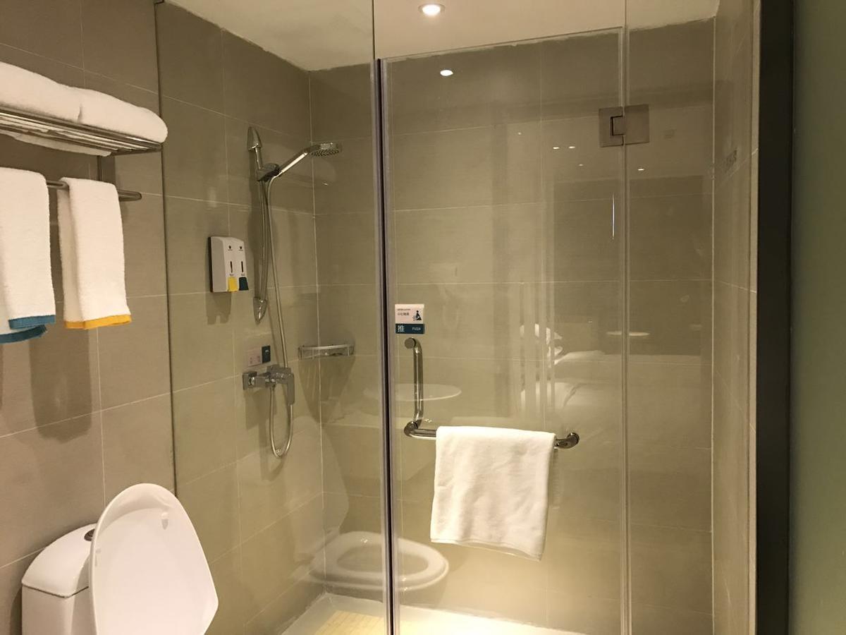 See U Select Hotel Ухан Екстериор снимка